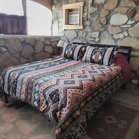 La Loma Del Chivo Llc Stone Cottage Alternative Building Marathon Cameră foto